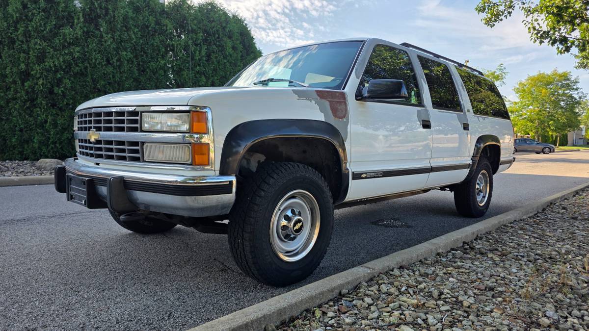 Chevrolet-K2500-suburban-1993-White
