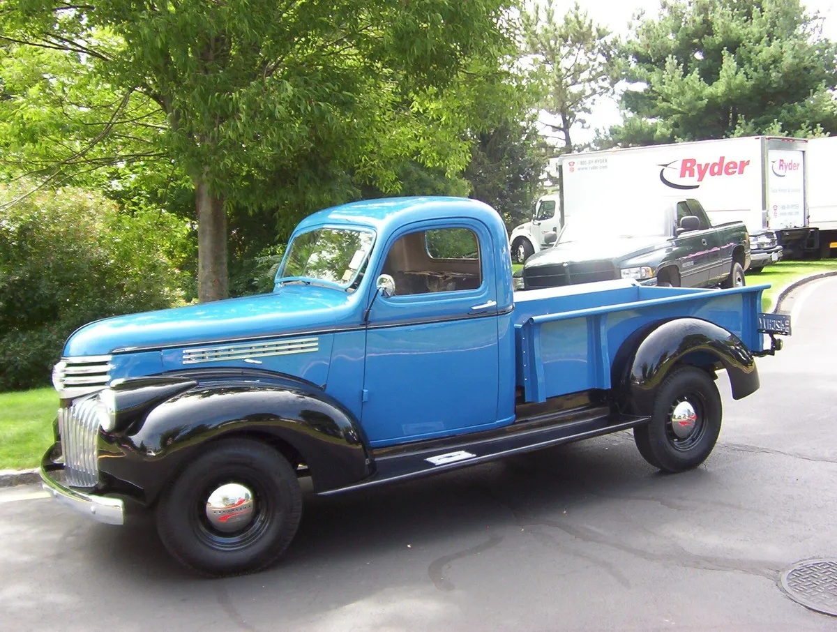 Chevrolet-Pre-war-pickups-1942-Blue-Hammertone-Tan