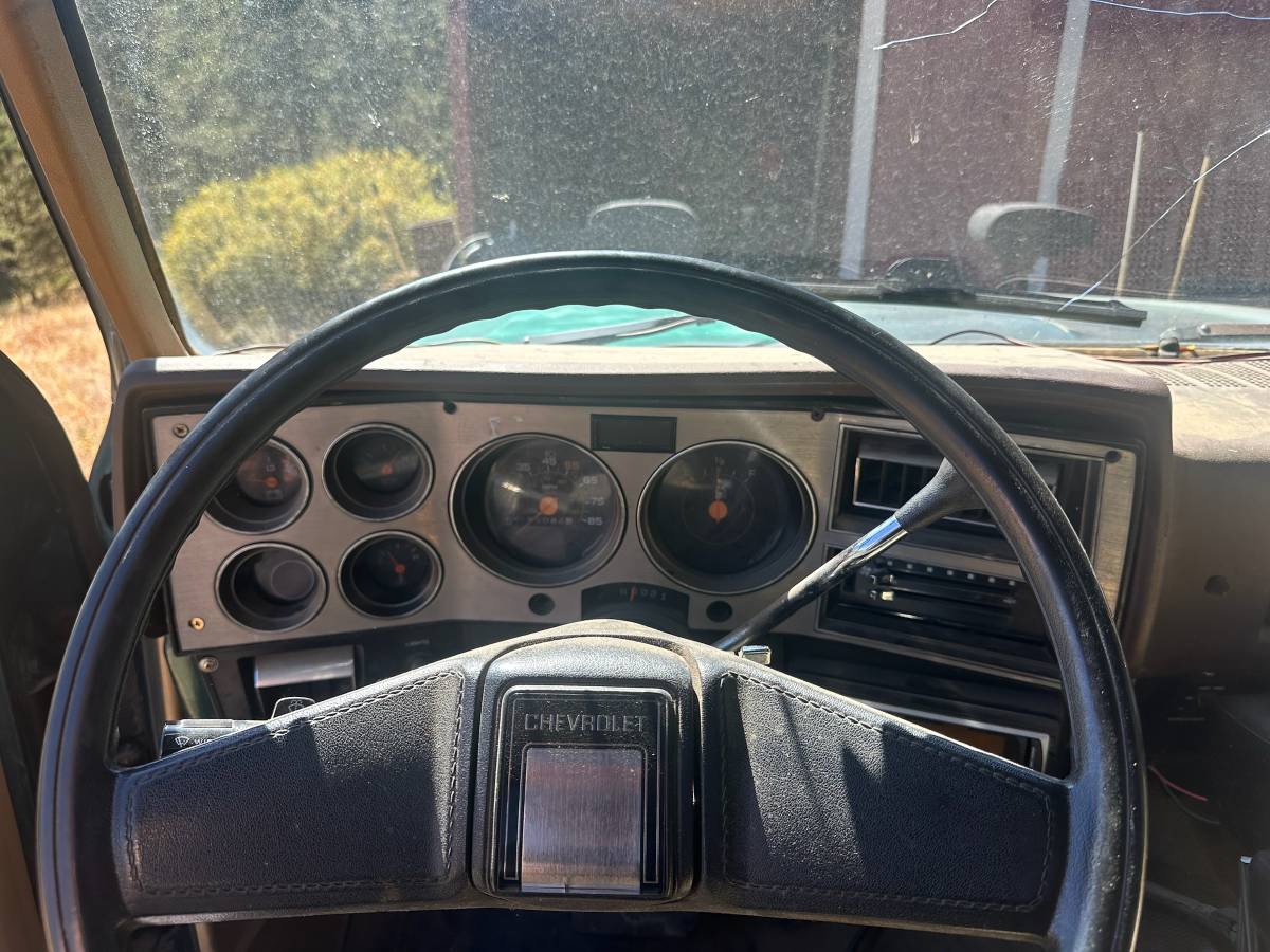 Chevrolet-Silverado-k20-34-ton-1985-Green