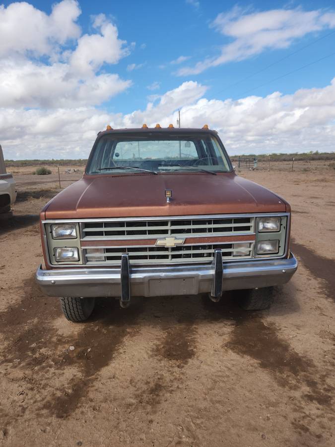 Chevrolet-Silverado-v30-1987-Brown