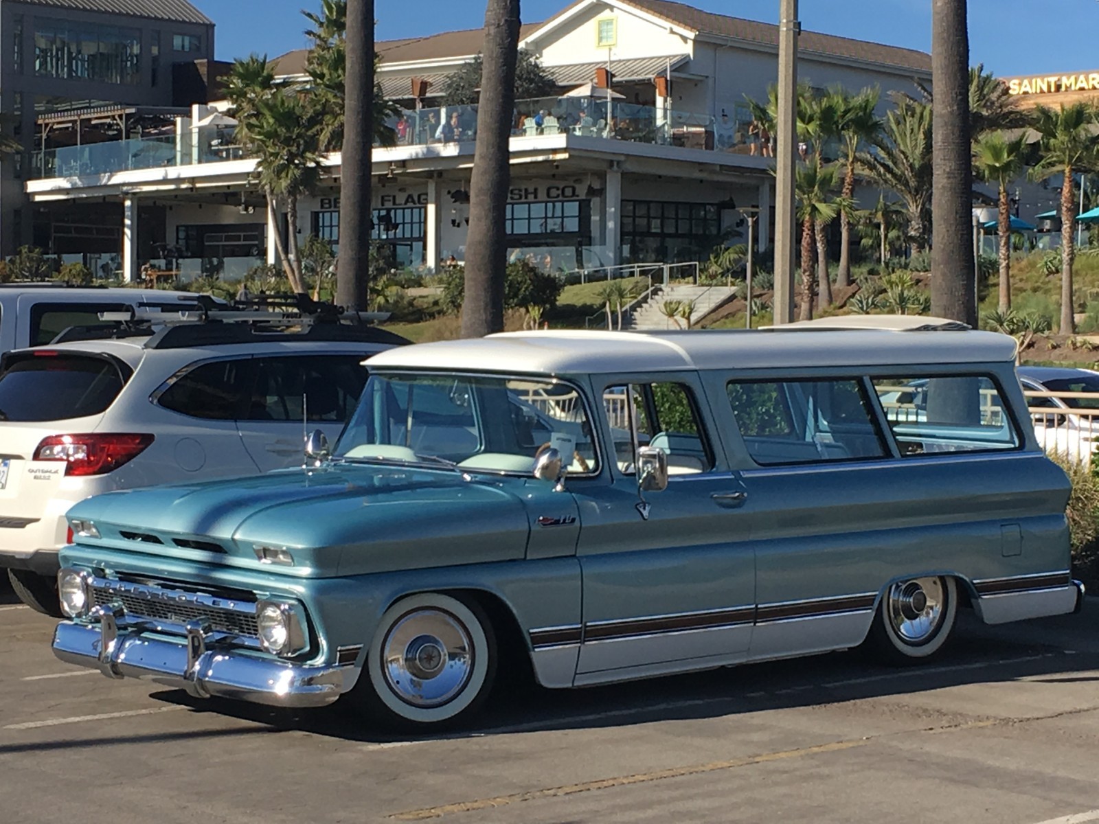 Chevrolet-Suburban-1962-Wagon-White