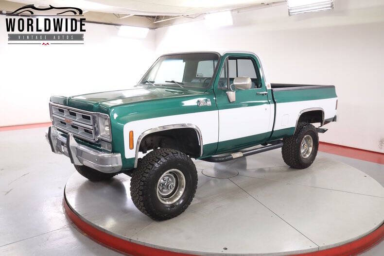 Chevrolet-Suburban-1975-Green-Green