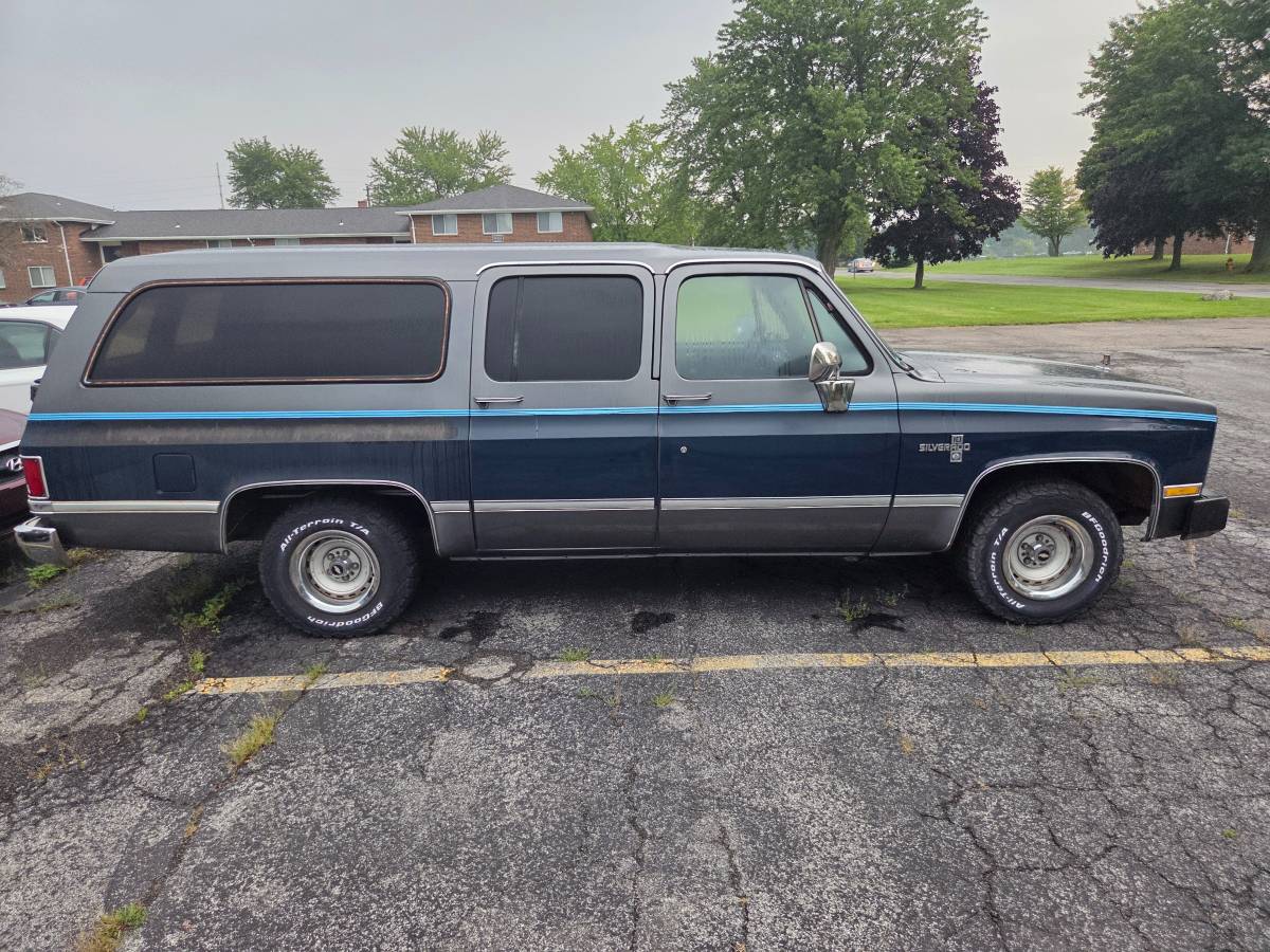 Chevrolet-Suburban-1986-Blue