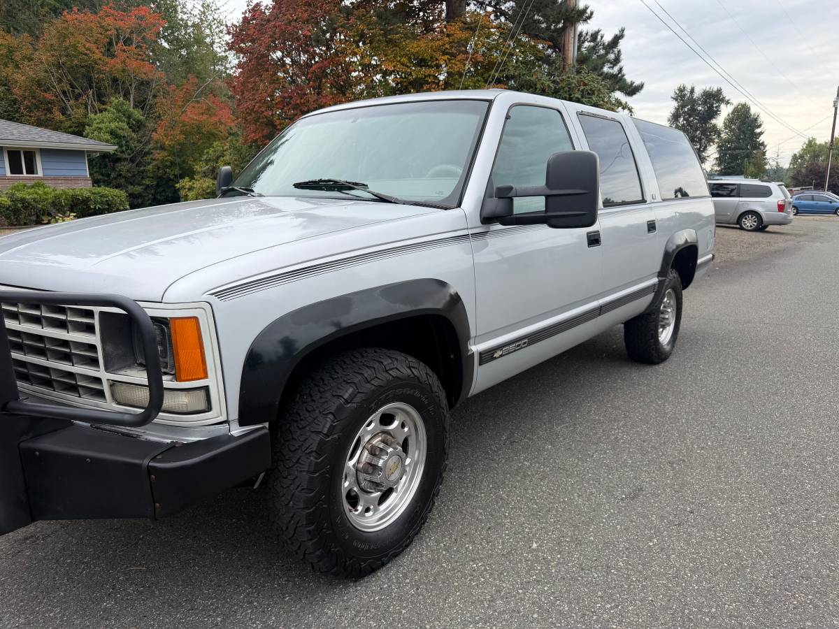 Chevrolet-Suburban-1993-grey