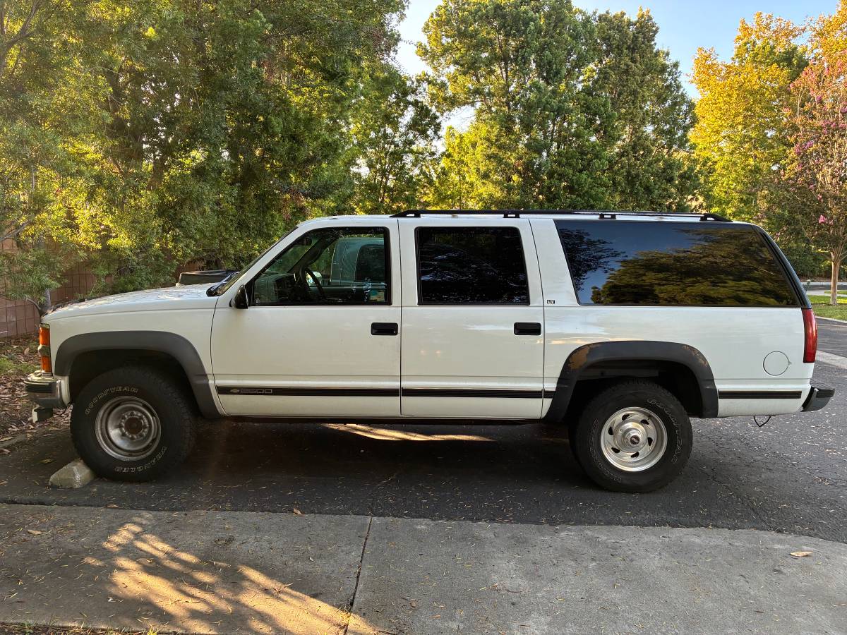 Chevrolet-Suburban-1995-White