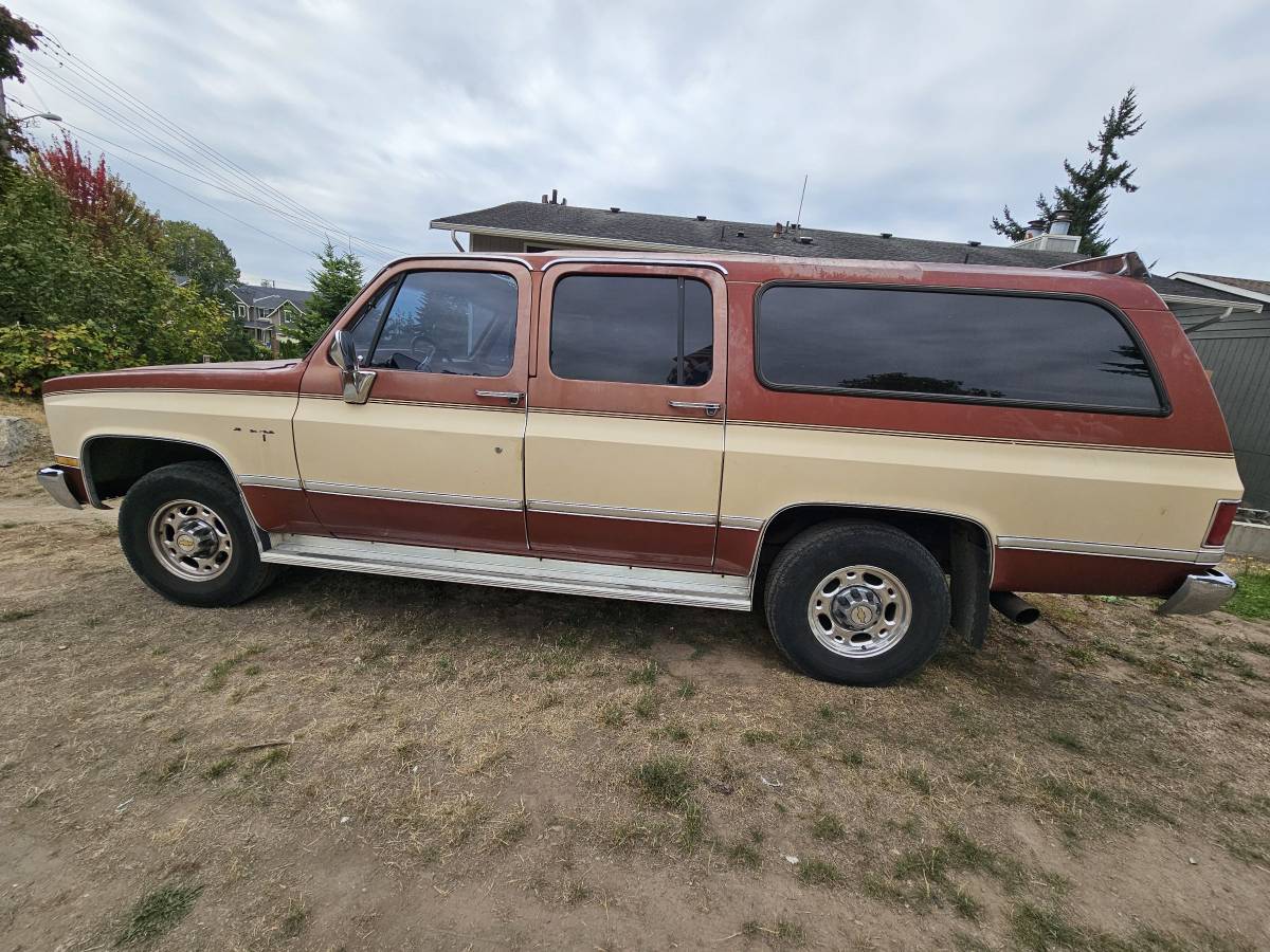 Chevrolet-Suburban-r20-1987-Brown