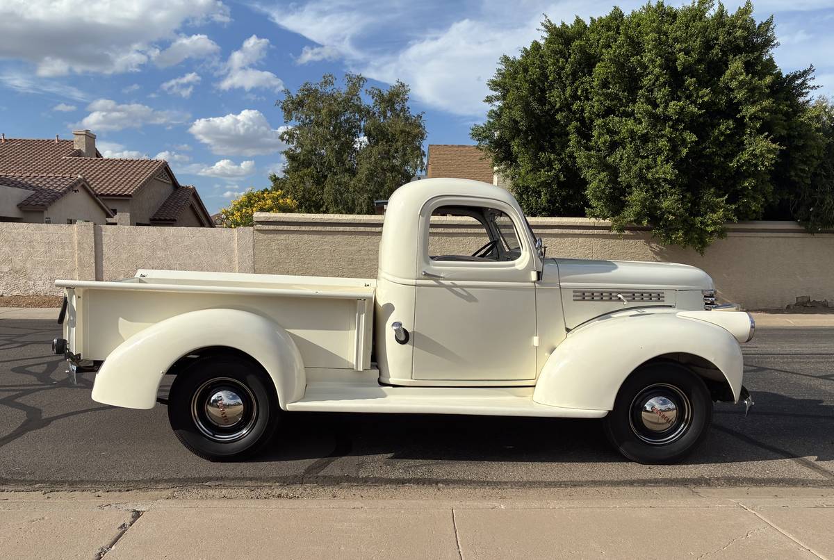 Chevrolet-Truck-1942-White