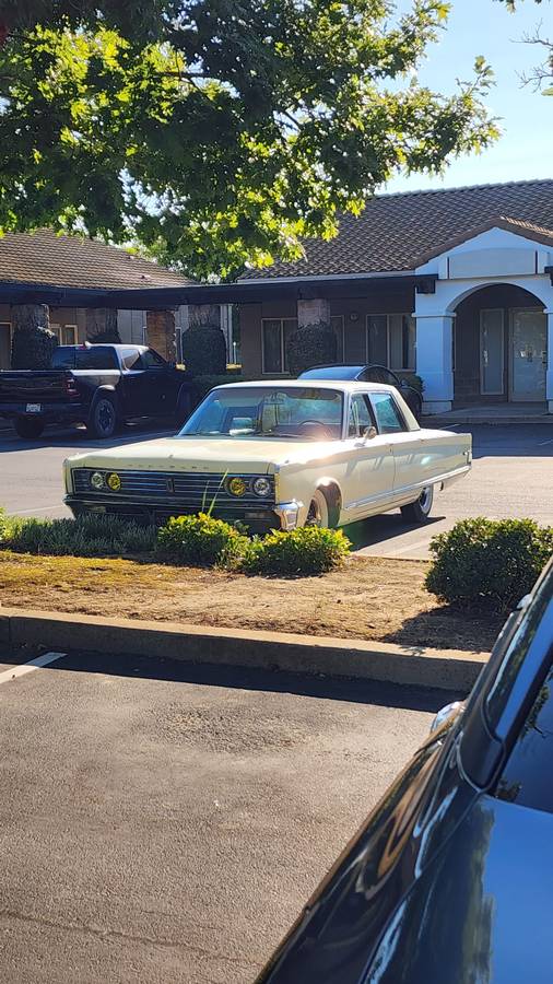 Chrysler-Newport-1966-Yellow