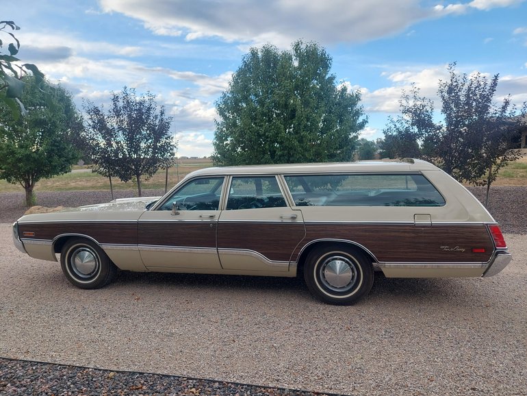 Chrysler-Town-country-1971-Cream-Dark-Green