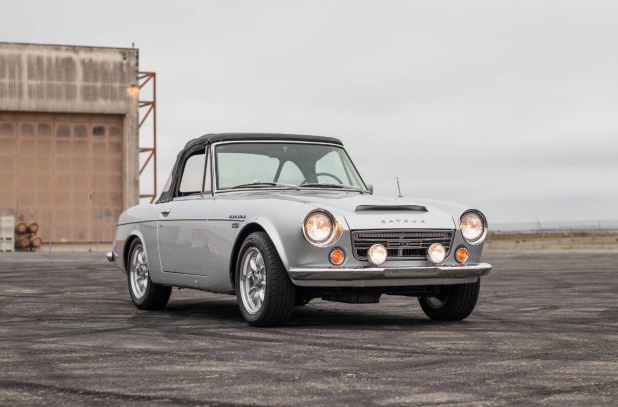 Datsun-2000-1968-Silver-Red
