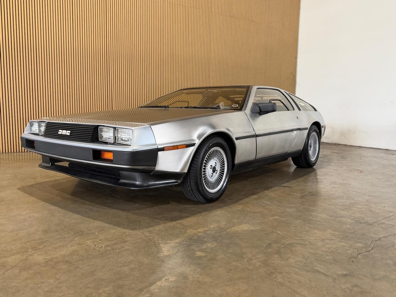 DeLorean-1982-American-Muscle-Car-Gray