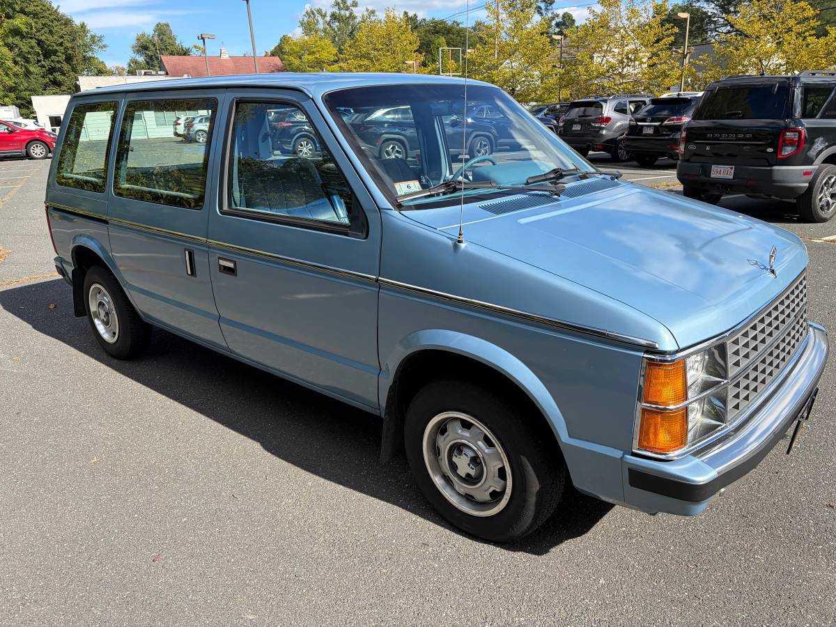 Dodge-Caravan-1985-Blue