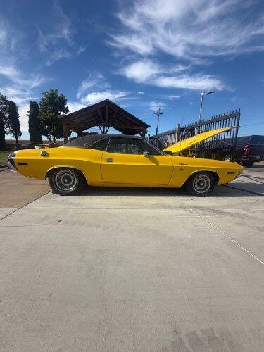 Dodge-Challenger-1970-YellowBlack-Vinyl-Top