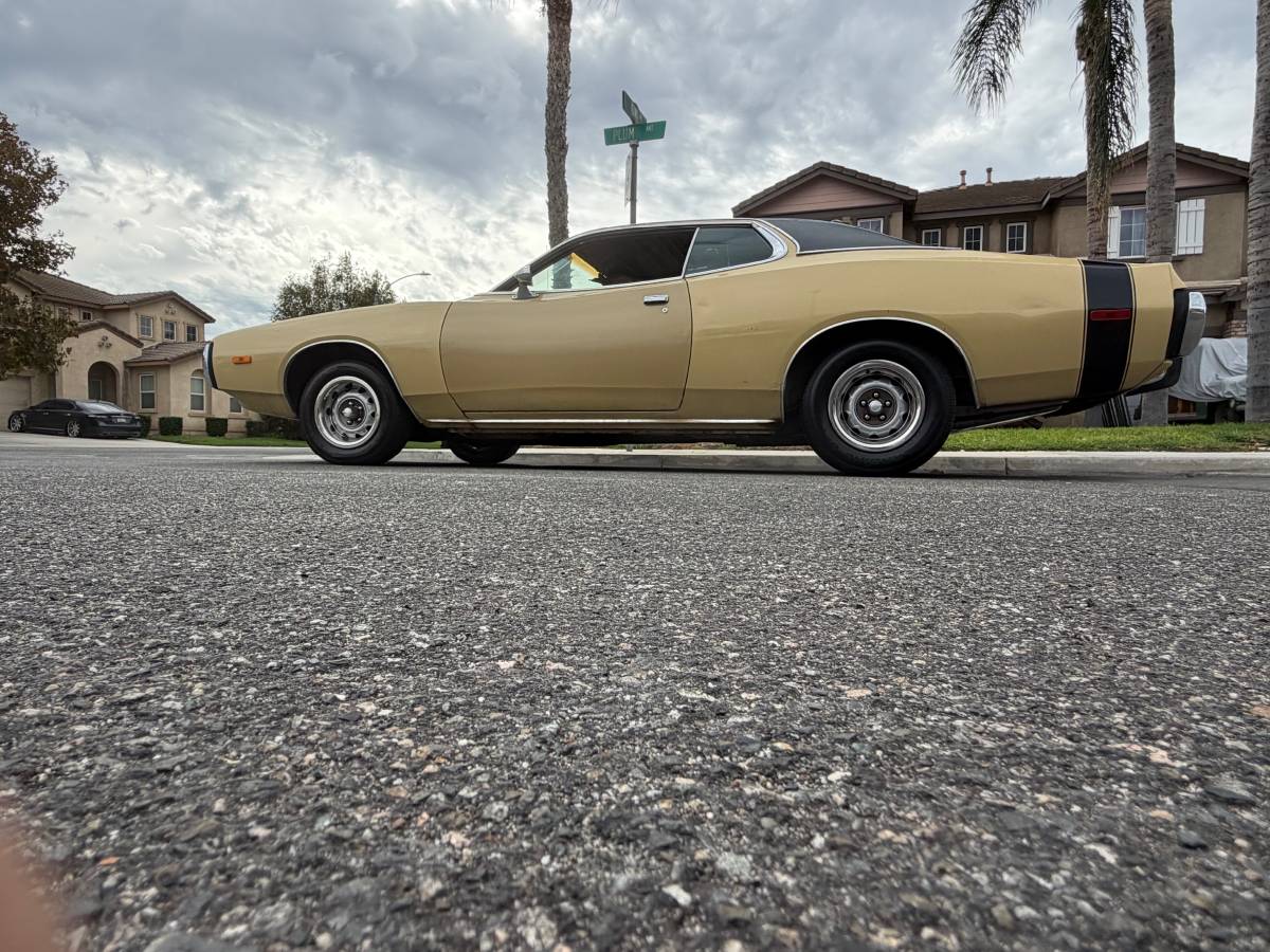 Dodge-Charger-v8-318-with-automatic-transmiss-1973