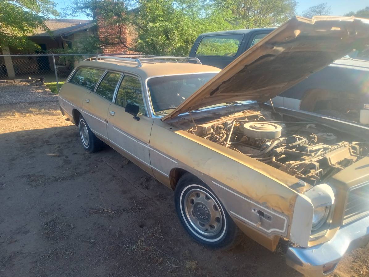 Dodge-Crestwood-wagon-1975