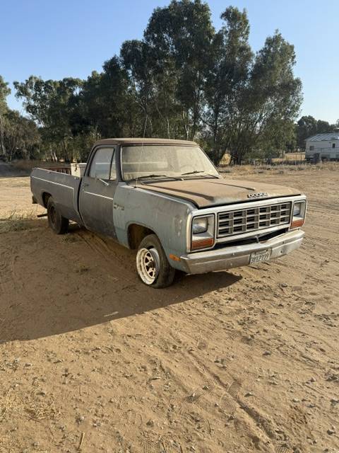 Dodge-D150-1982