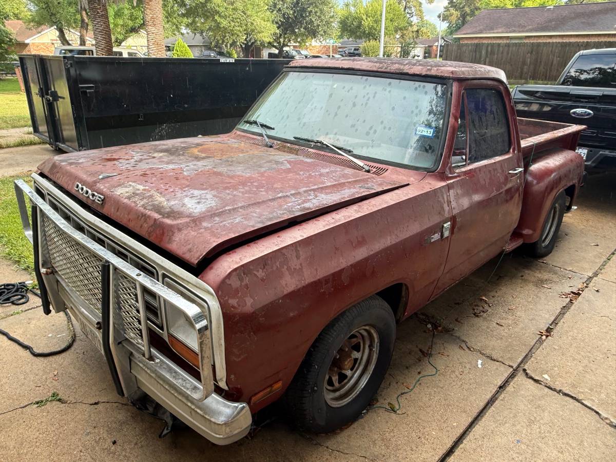 Dodge-D150-1983