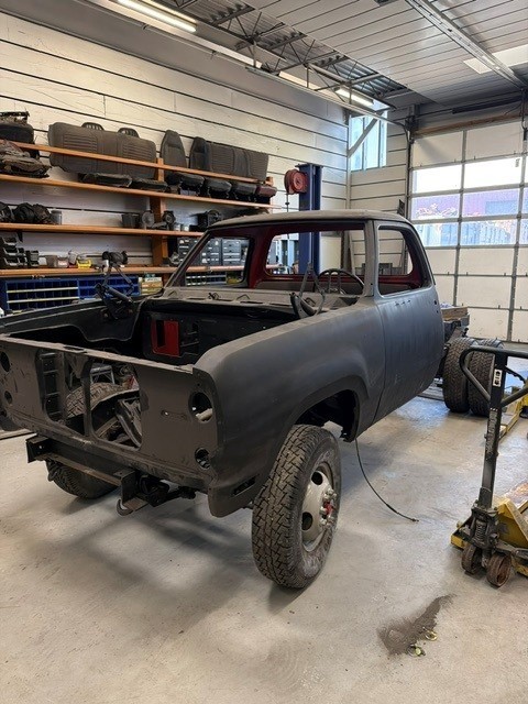 Dodge-D300-Pickup-1975-Cab-Chassis