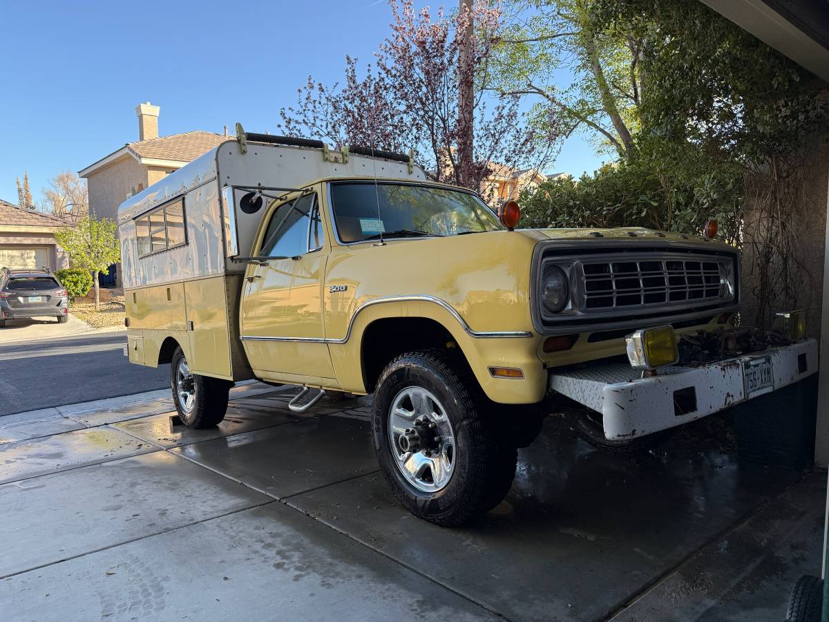 Dodge-Power-wagon-w200-4x4-1974-Yellow