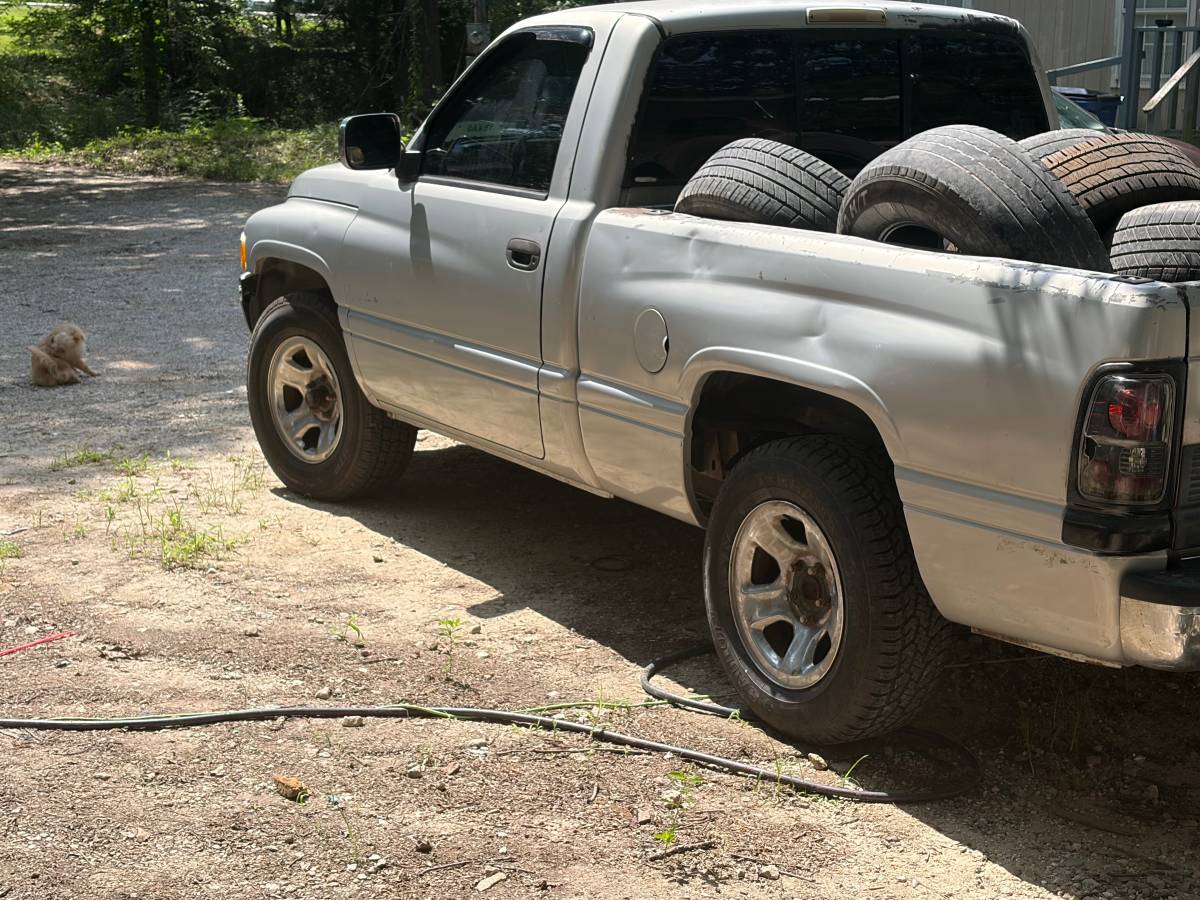 Dodge-Ram-1996-Silver