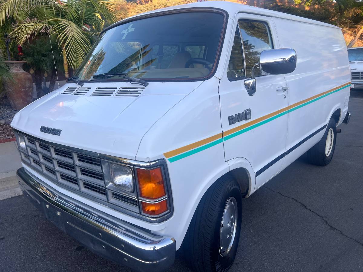 Dodge-Ram-b0150-cargo-1989