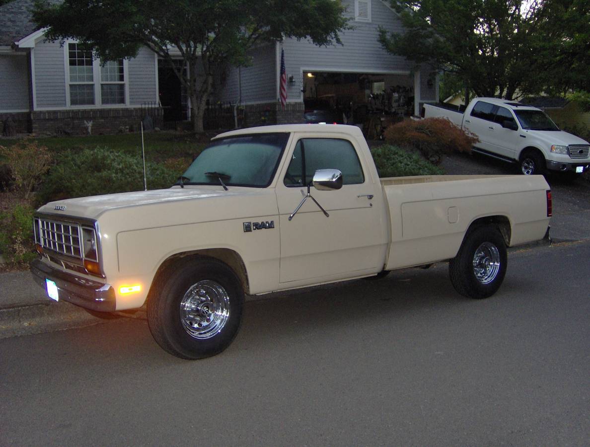 Dodge-Ram-d20-1984