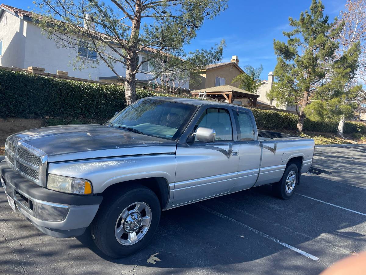 Dodge-Ram-truck-1995-Silver