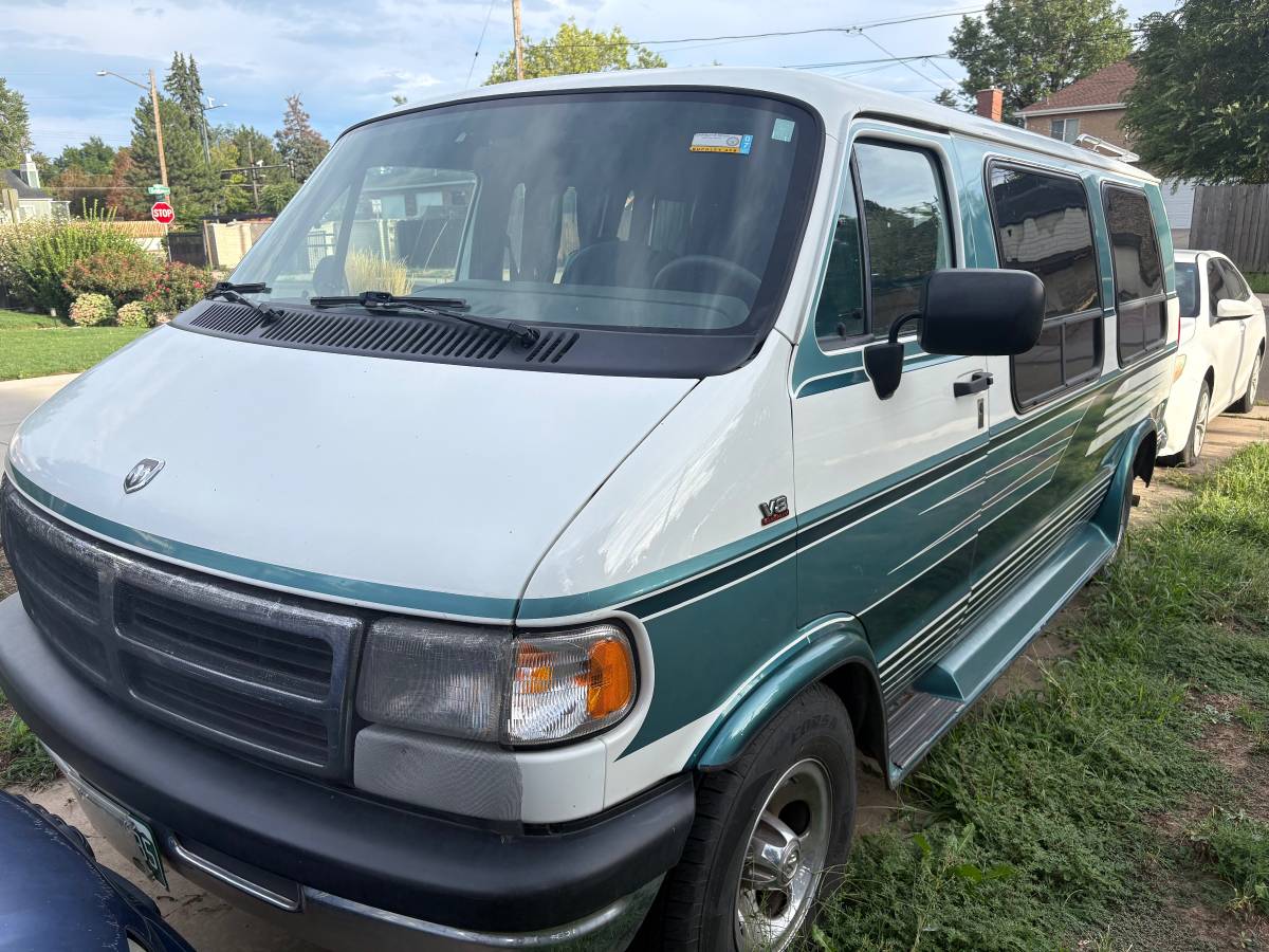 Dodge-Ram-van-1995-White