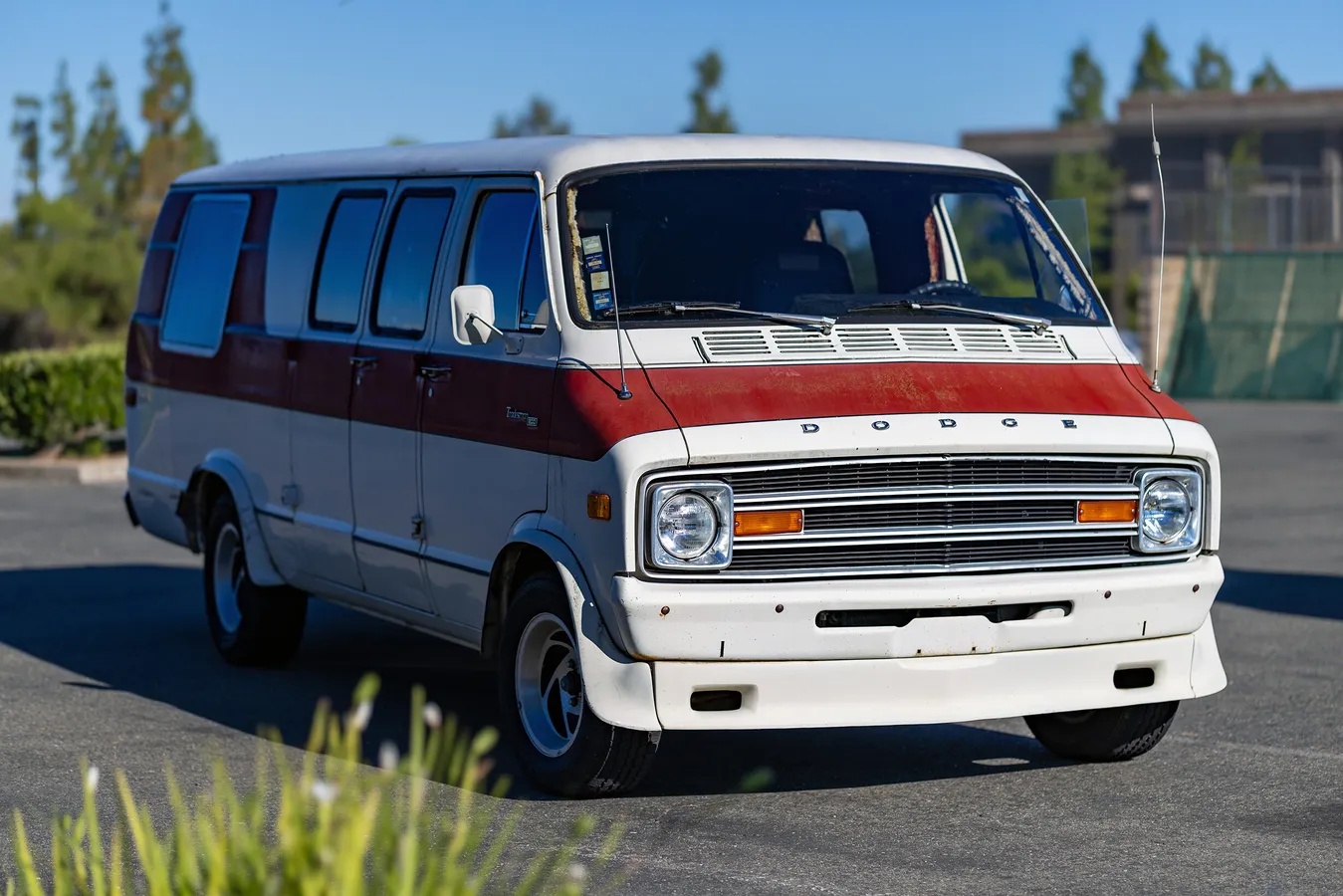 Dodge-Tradesman-1978-Cream-And-Burgundy-Red