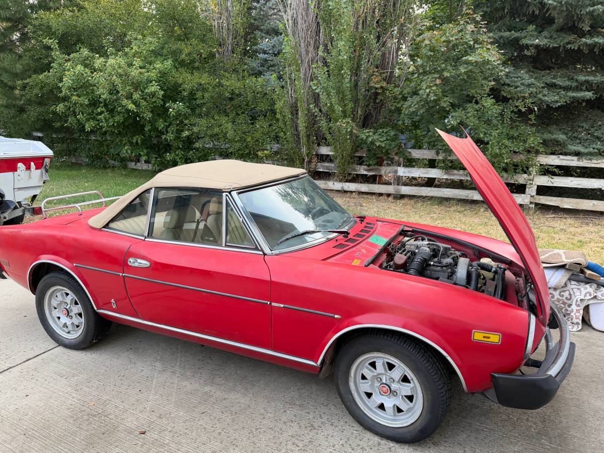 Fiat-124-1981-Red
