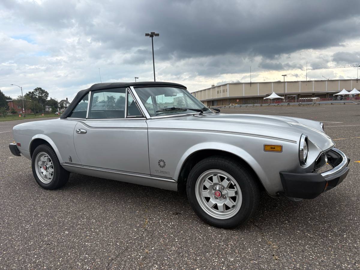 Fiat-124-1982-Silver