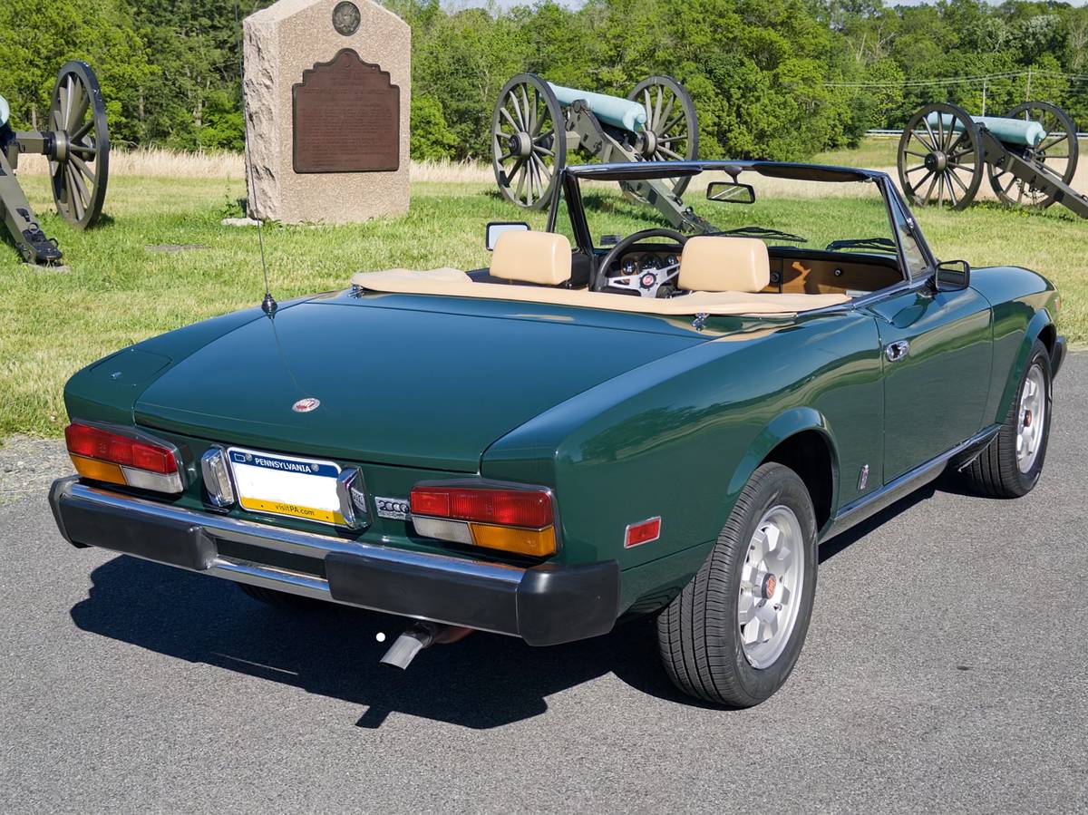 Fiat-Spider-2000-1982-Green