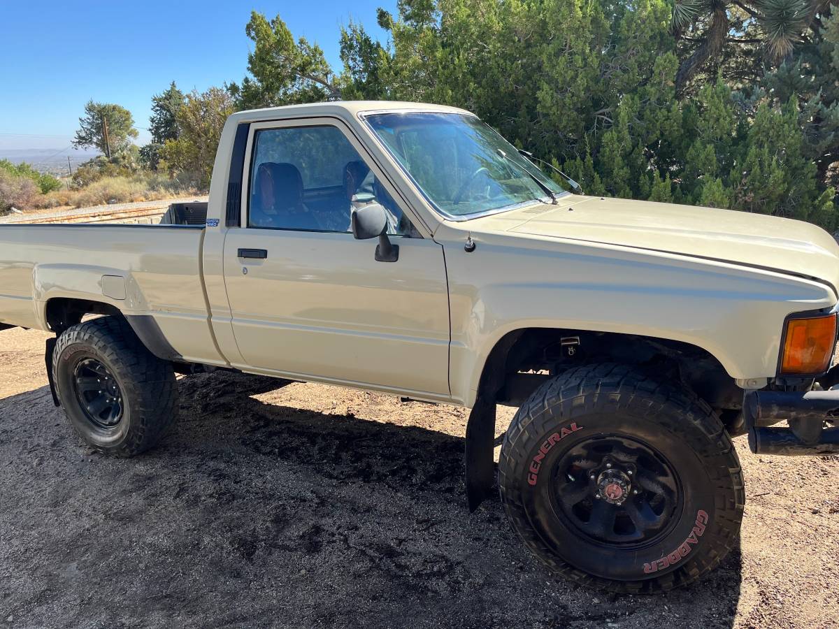 First-edition-4x4-toyota-tacoma-1986