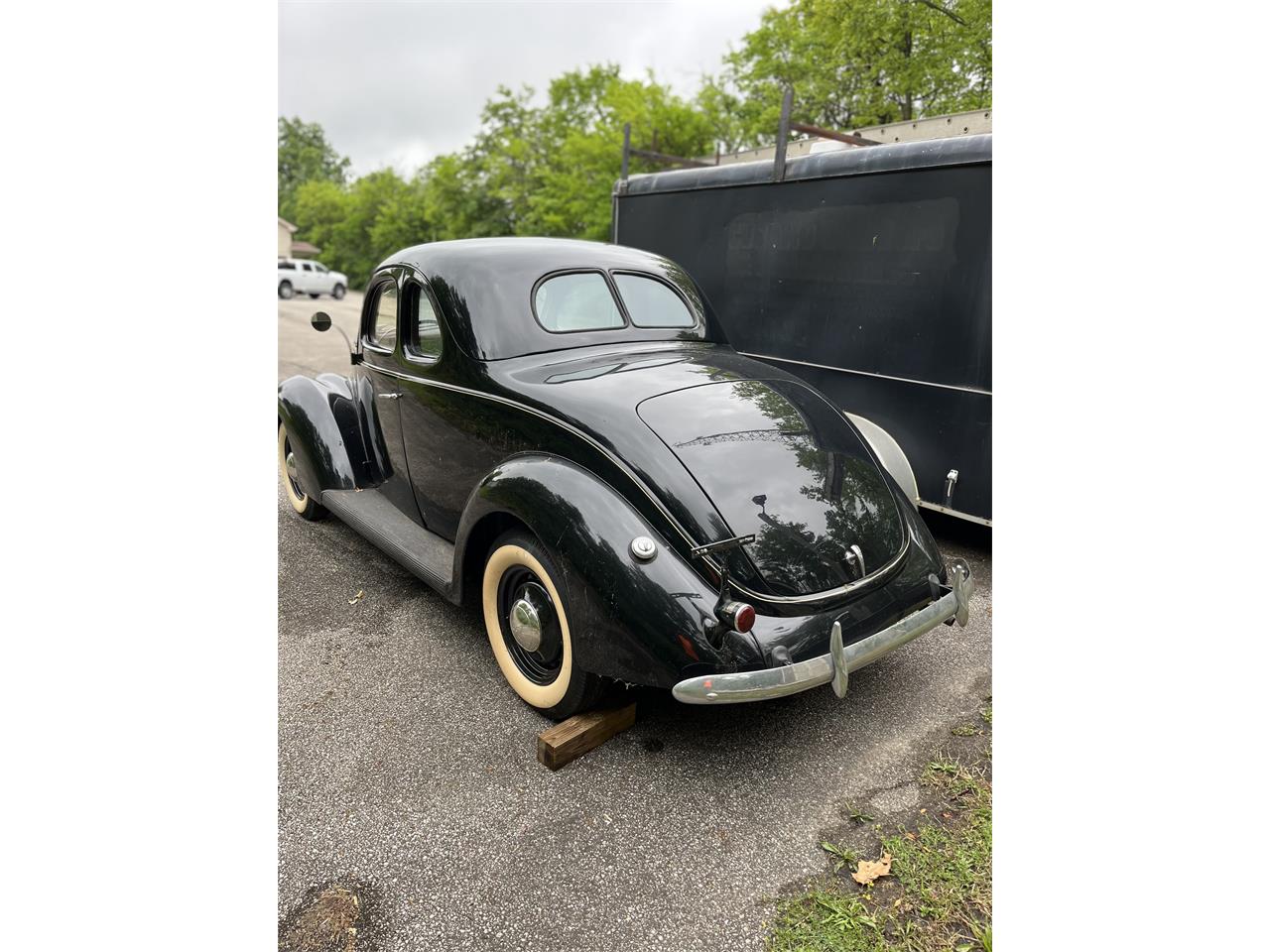 Ford-2-dr-coupe-1937-Black-Tan