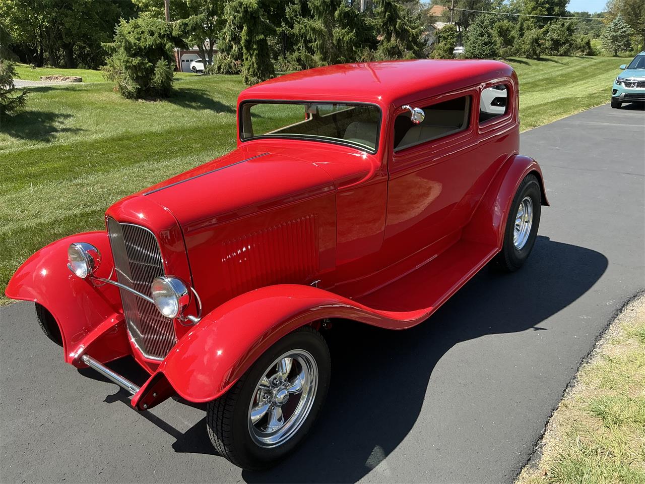 Ford-2-dr-sedan-1932-Red-CremeTan