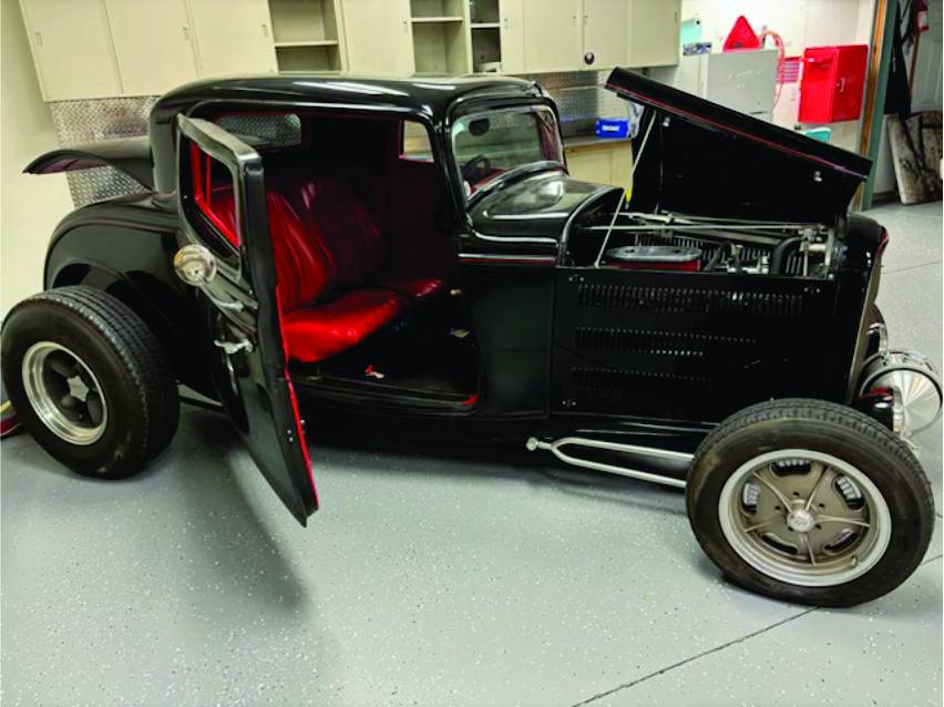 Ford-3-window-highboy-1932-Black
