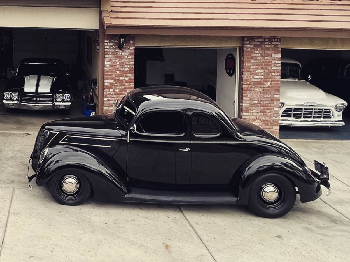 Ford-5-window-coupe-1937-Black