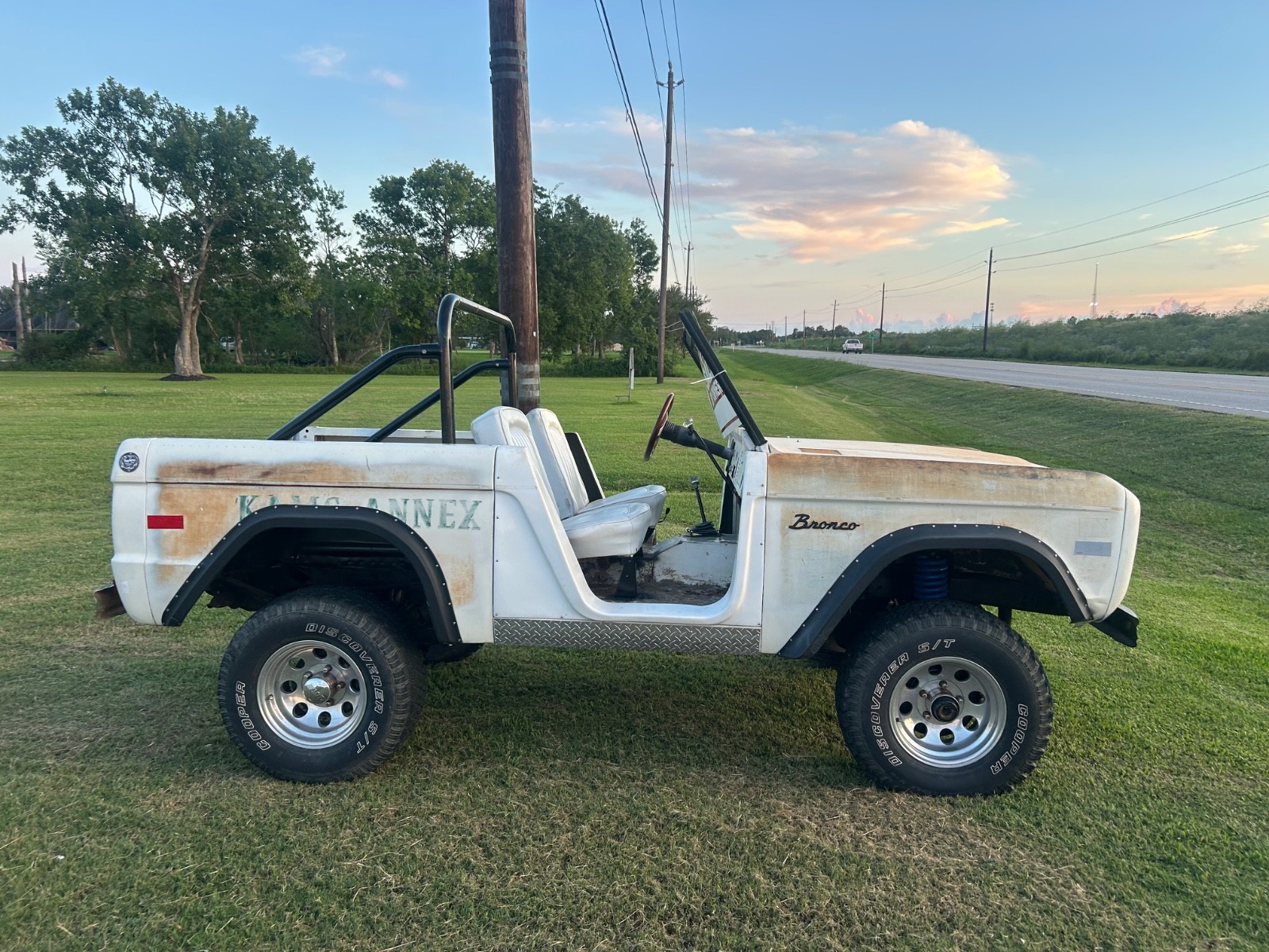 Ford-Bronco-1971-White