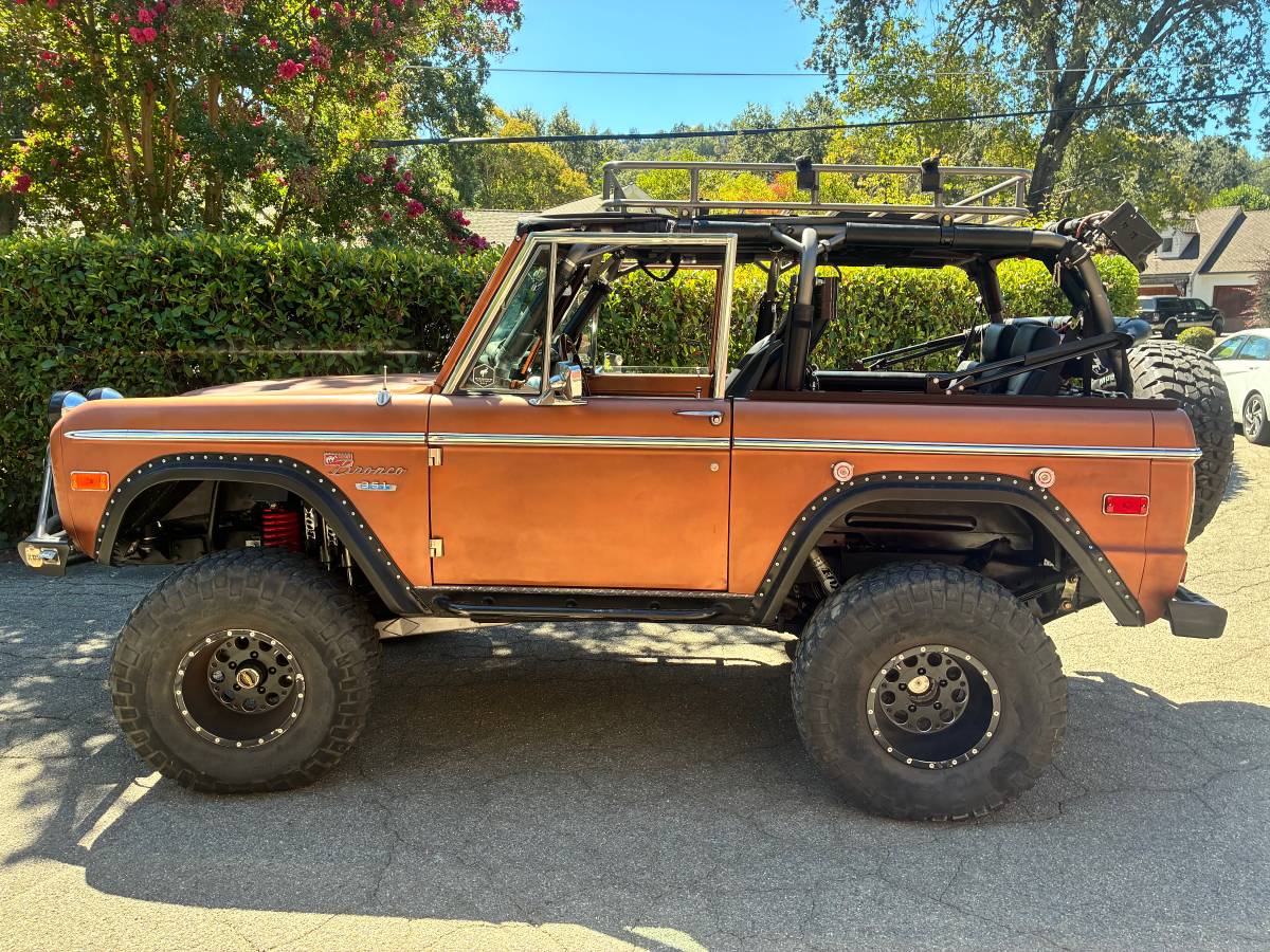 Ford-Bronco-1972-Brown