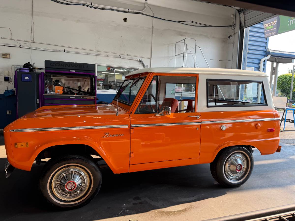 Ford-Bronco-1973-Orange