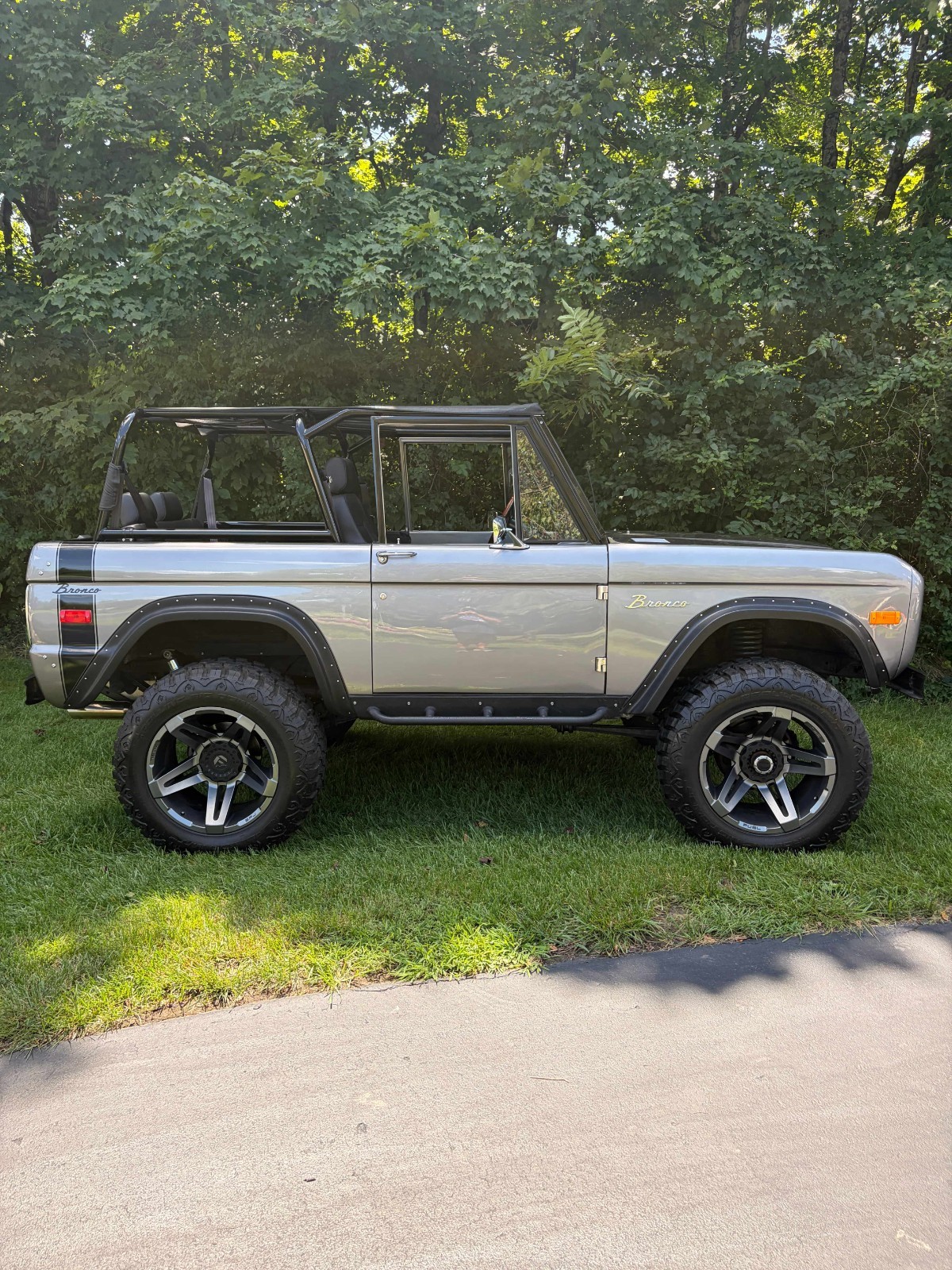 Ford-Bronco-1975-Black