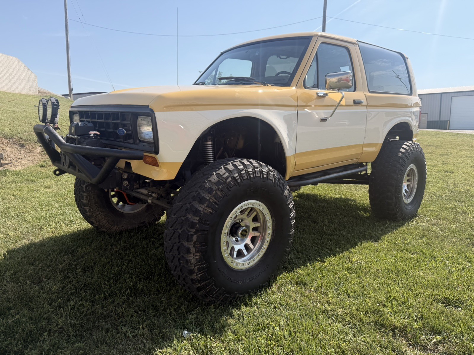Ford-Bronco-1984-SUV-Black
