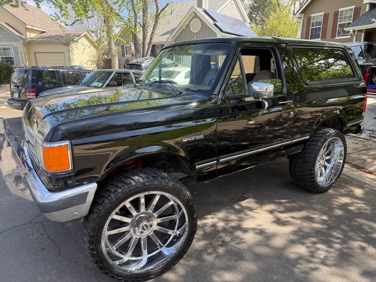 Ford-Bronco-1987-Black