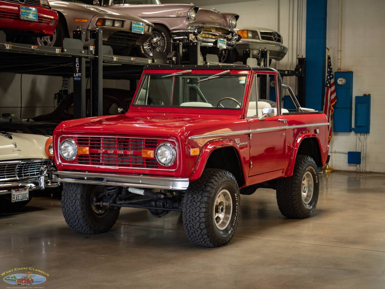 Ford-Bronco-4x4-suv-custom-1972-Red-Black