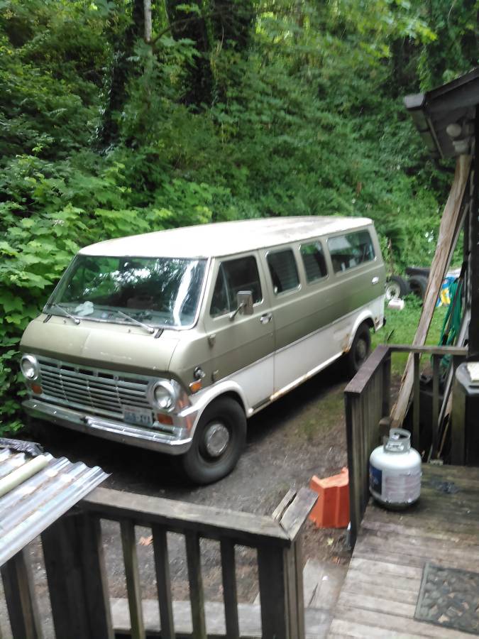 Ford-Chateau-club-wagon-1969-Green