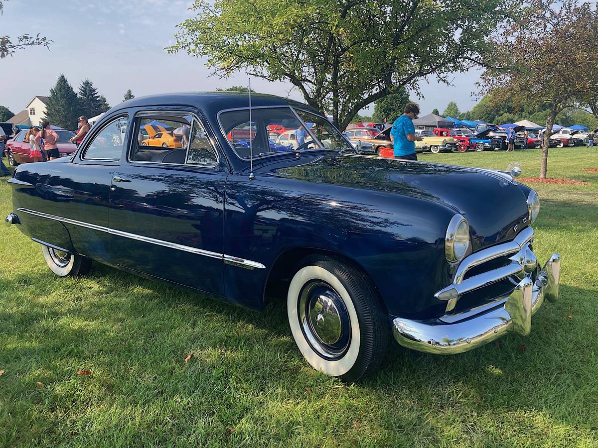Ford-Club-coupe-custom-1949-Blue
