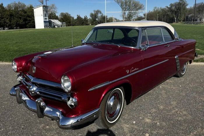 Ford-Crestline-1952-Brilliant-Red-MetallicMalt-Roof-Two-Tone
