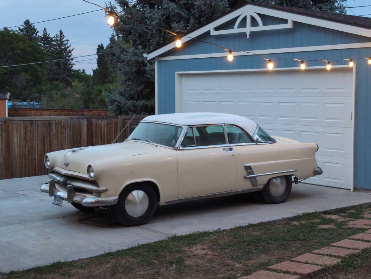 Ford-Crestline-victoria-1953-White