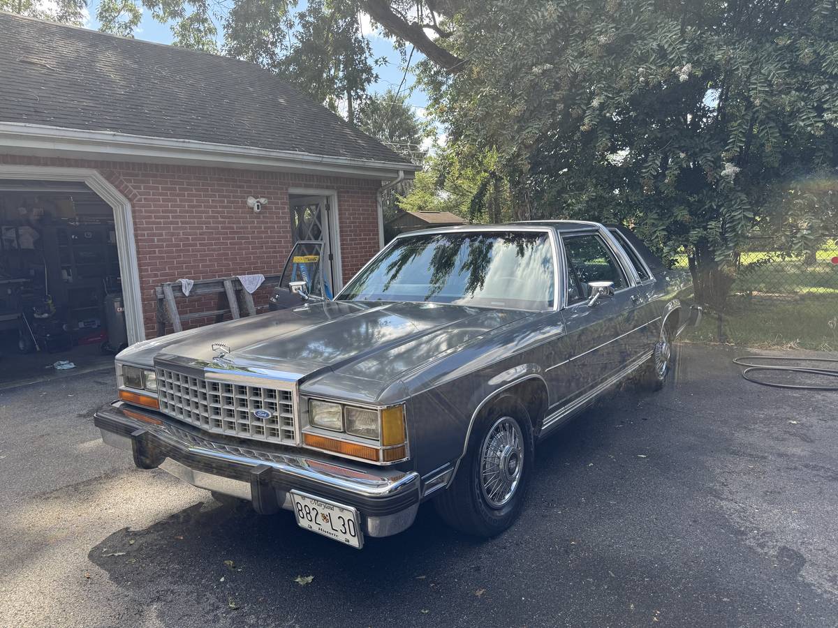 Ford-Crown-vic-ltdlx-1987-Silver