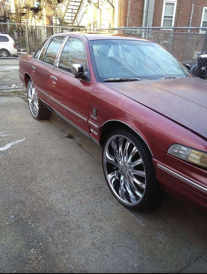 Ford-Crown-victoria-1992-Red